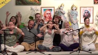 Kind dieser Erde by Ingrid, Wolfgang and the yoga teacher training group for children