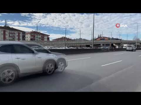 Beton bariyere çarpan otomobil devrilip böyle sürüklendi