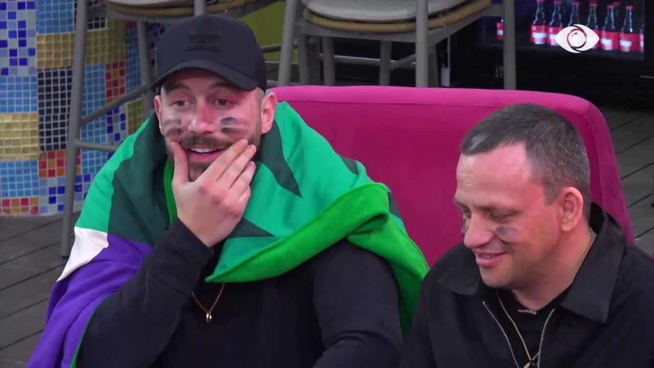 Loja e litarëve/ Grupi i Romeos “sfidojnë” njëri-tjetrin, këngë dhe batuta në oborr