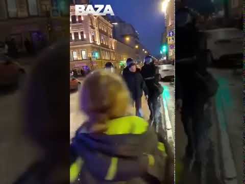 В Петербурге полицейский ударил женщину ногой в живот
