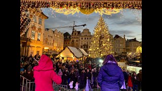 Video Rí Ra playing Catharsis on the Old Town Square in Prague