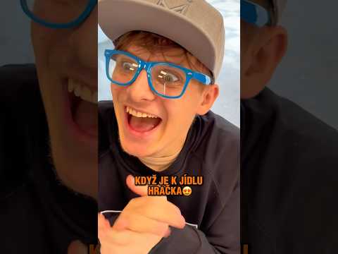 KDYŽ JE K JÍDLU HRAČKA!😍🍔 #trending #superdvojka #comedy #funny #jokes #humor #sketch #shorts
