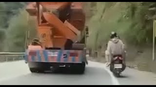 [問卦] 無照機車被水泥車碾平的後方影像出來了
