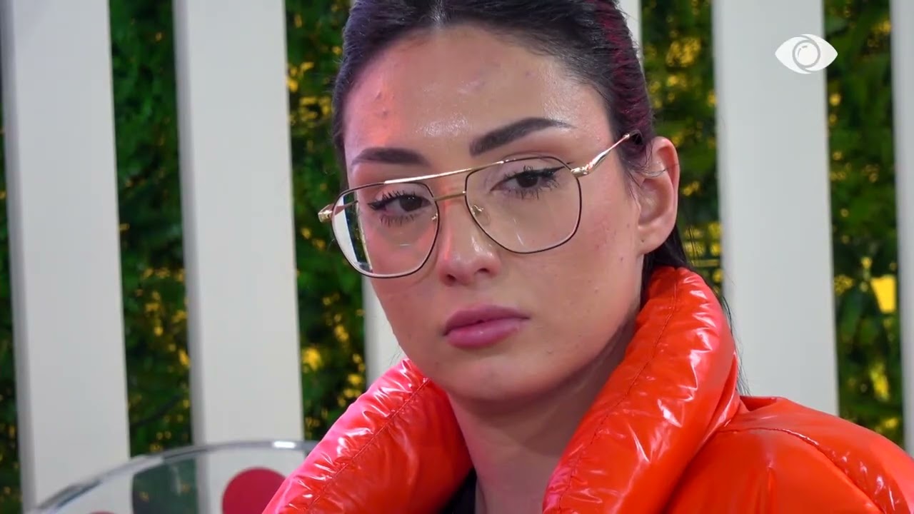 Ina shtrihet, Keijsi i shkon pranë: A mund të më lësh deri të shtunën vetëm?
