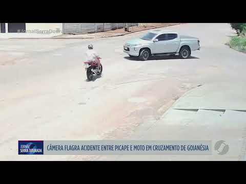 Câmera registra colisão entre picape e moto em Goianésia