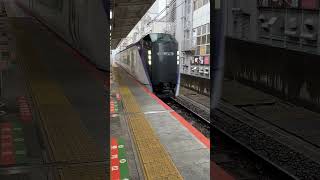 雨の中、警笛を鳴らしながら高速で通過するE353系 #中央線 #あずさ #かいじ #吉祥寺駅