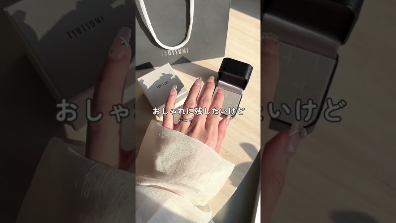 結婚報告フォト、どう撮ればおしゃれに見える？📸「SNSに載せたいけど、凝った撮り方は苦手…」そんな花嫁さんに人気なのが 真四角カード。結婚報告フォトを撮る前にチェックしてね💡TOPからアプリDL