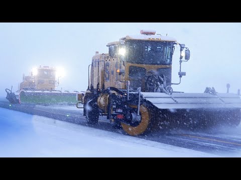 極限機場掃雪｜青森的白色衝動故事★Only in JAPAN! (Extreme Airport Snow Plowing | Aomori's White Impulse Story ★ ONLY in JAPAN)