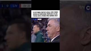 Ele me encarando fixamente