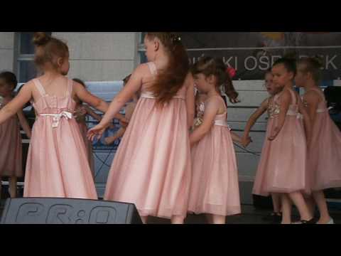 Dzieci tańczą Poloneza