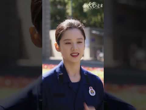聚光灯到位，等候已久，南初准备上场。 | 他从火光中走来 Bright Eyes in the Dark | 黄景瑜 张婧仪｜❤︎ 爱奇艺心动剧场 ❤#shorts