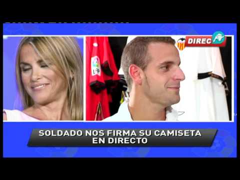 Soldado firma en una camiseta su porra de goles para esta temoprada