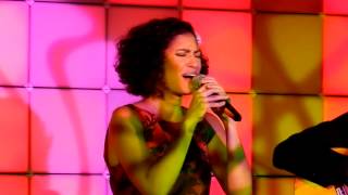 Elena Gadel cantando "Luz Encendida" en la sala Década Copas de Sevilla