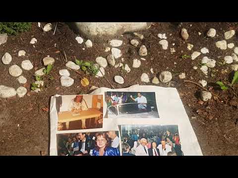 Am Grab von Pierre Brice in Gräfelfing bei München . Es war sehr  beeindruckend  !