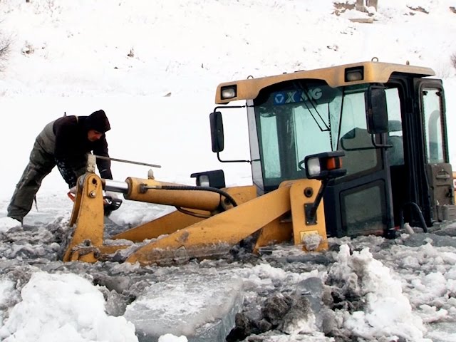 Трактор ушел под лёд