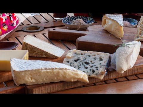 Escolhendo queijos franceses em uma Fromagerie em Vence