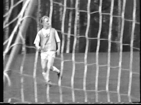 Bloopers: Kameramannen får en fotboll i skallen (1993)