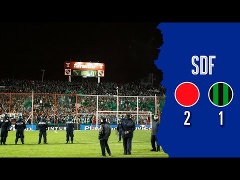 "HINCHADA APLAUDIÓ AL PÚBLICO RIVAL: Independiente 2-1 Nueva Chicago | Clausura 2004" Barra: Los Pibes de Chicago &bull; Club: Nueva Chicago