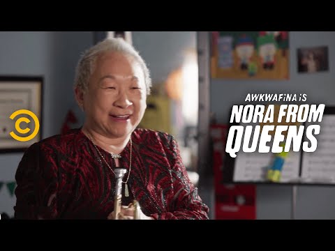 諾拉的奶奶是G.O.A.T.--Awkwafina是皇后區的諾拉。 (Nora’s Grandma is the G.O.A.T. - Awkwafina is Nora from Queens)