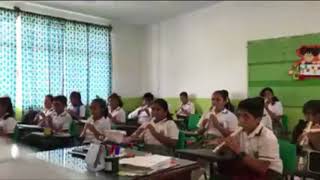 Niños interpretan &quot;To my love&quot; con flauta (Prof. Mario Coral)