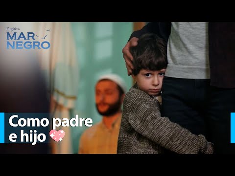 Tahir lleva a Yiğit a la oración - Mar Negro Capítulo 30 | Fugitiva