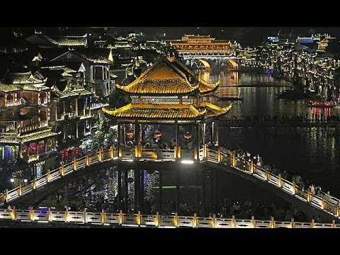 ``Phoenix Ancient City'' na província de Hunan, China = Uma viagem a uma cidade misteriosa que é como ``Spirited Away''