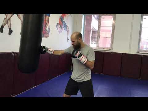 Боец UFC Александр Яковлев работает на мешке