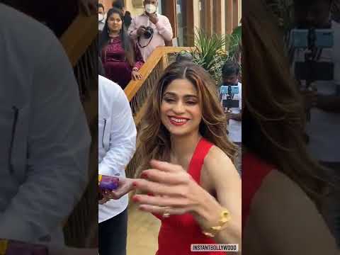 shamita shetty distributed chocolates || shamita shetty new reel #shamitashetty #shorts #viral