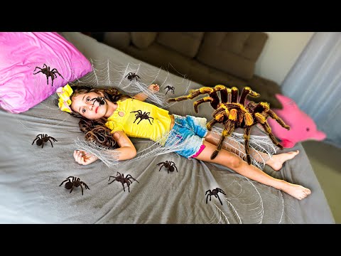 OS FILHOTES DE MENTIRA DA ARANHA SUBIRAM NA MINHA IRMÃZINHA!! ( aranhas falsas ) 