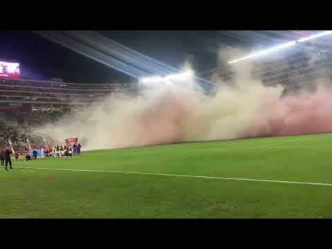 "*ESPECTACULAR RECIBIMIENTO A RAS DE CANCHA* UNIVERSITARIO DE DEPORTES VS BINACIONAL TRINCHERA NORTE" Barra: Trinchera Norte • Club: Universitario de Deportes