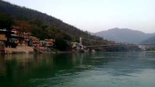 preview picture of video 'River Ganga Crossing at Rishikesh 12 04 2013, Full HD 1080p, Nokia Lumia 920'