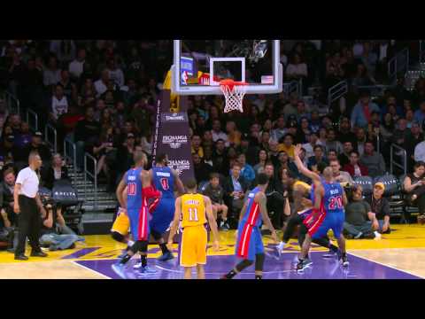 Wayne Ellington Makes Sweet No-Look Dish