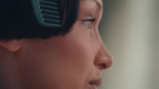 #BellaHadid revient sur le fameux défilé #Coperni et la #spraydress