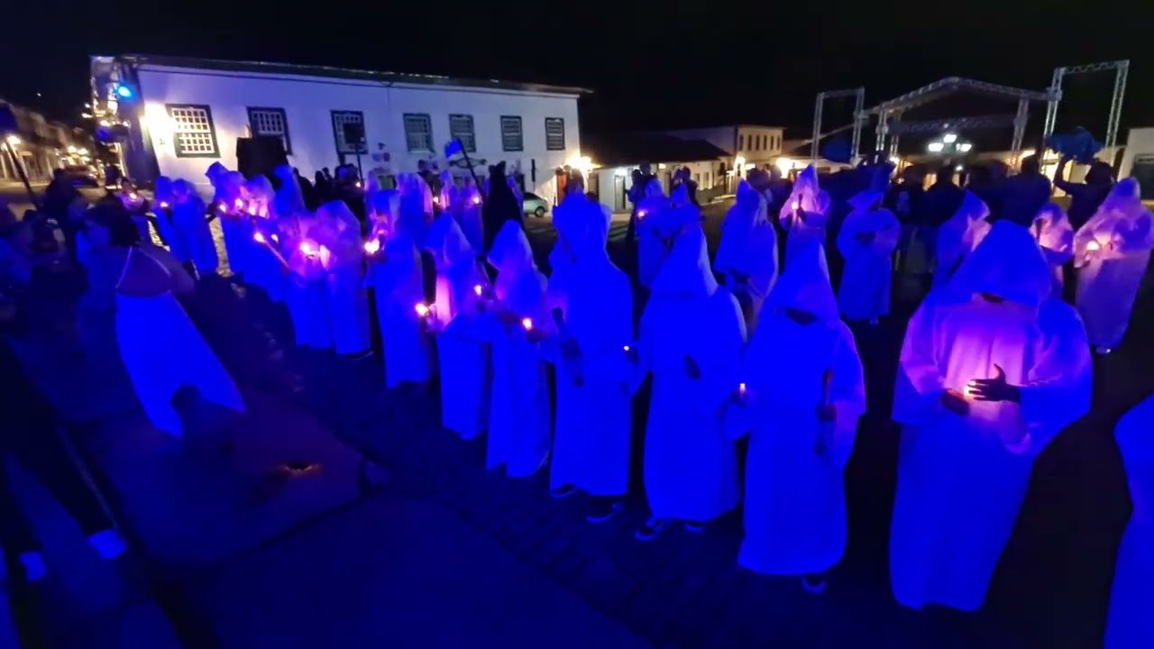 Tradicional Procissão das Almas encena lendas nas ruas de Mariana