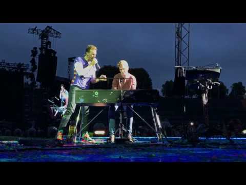 Chris Martin performs Everglow with a fan in Munich - June 6, 2017