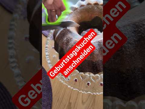 Geburtstagskuchen anschneiden #mamorkuchen #puderzucker #vanille #feier