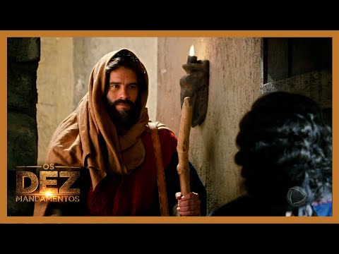 Emocionante reencontro de Moisés e Joquebede | OS DEZ MANDAMENTOS