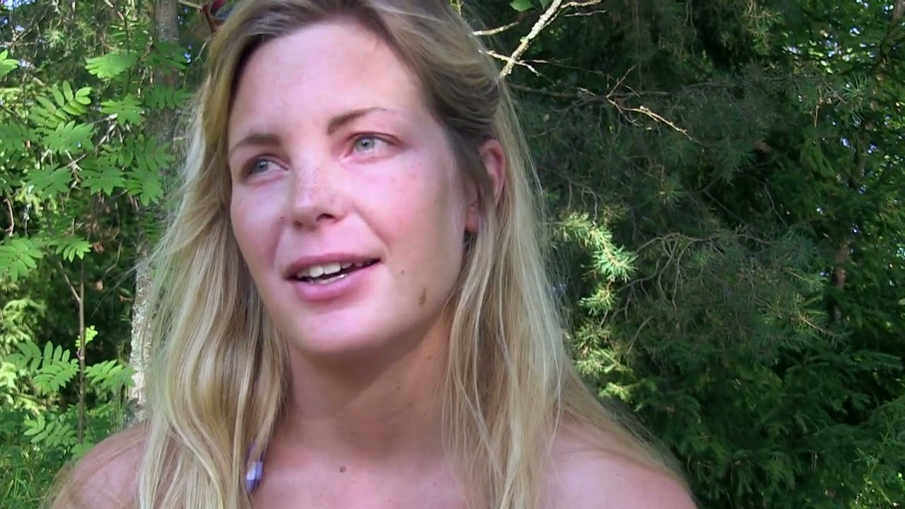 A guest at Kvinnohöjden speaking outdoors, from the documentary Liberating Paradise (Känslan av paradis). Photo: Zayera Khan.