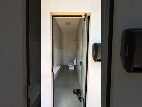 Chácara em Bela Vista de Goiás, com córrego aos fundos e uma reserva verde em frente a sua piscina.