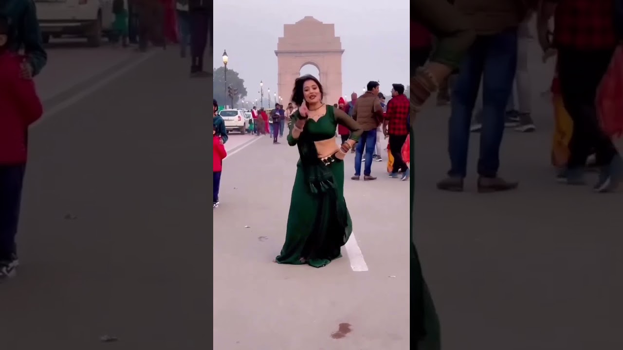 India Gate के सामने Bhojpuri गाने पर लड़की ने किया डांस, Viral Video देख भड़के लोग