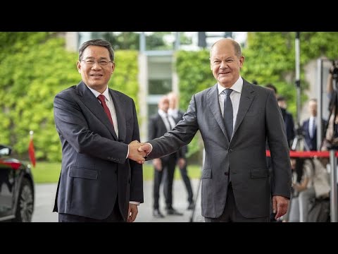 شاهد المستشار الألماني يستقبل رئيس الوزراء الصيني ويبدأن محادثات دقيقة