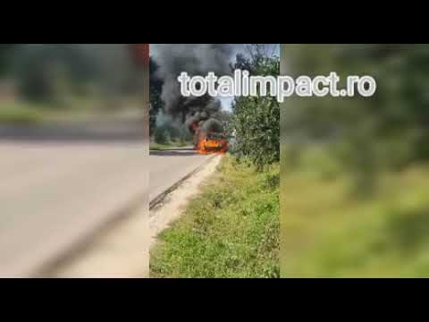 Autoturism taxi ia foc in mers, Poeni, Teleorman