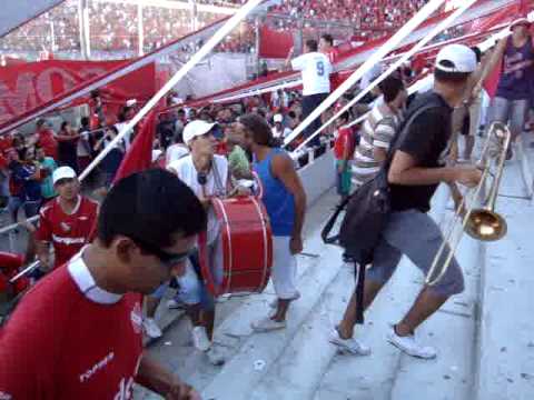 "Entrada de trompetas y bombos" Barra: La Barra del Rojo • Club: Independiente • País: Argentina