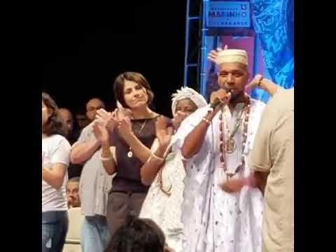 Foi na missa e agora no terreiro!