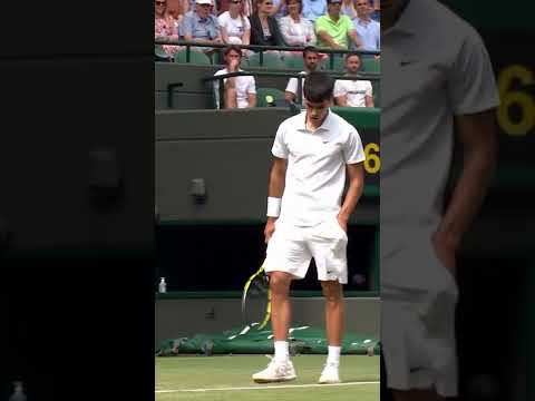 Carlos Alcaraz Impresses Wimbledon Crowd with Racket Catch 🥶