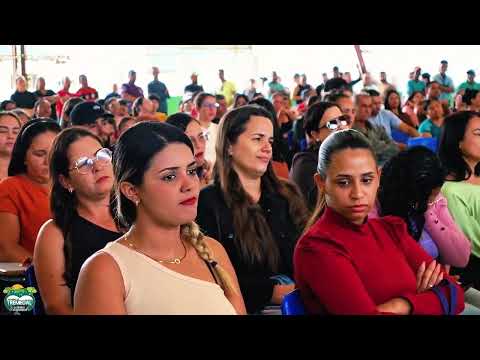 A Prefeitura Municipal de Tremedal recebe dois tratores agrícolas e uma retroescavadeira.