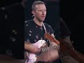 Momento épico cuando #Fher de #Maná cantó junto a #Coldplay uno de sus grandes éxitos. 🤘🎸🎙💙