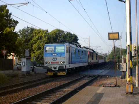 Ranní setkání vlaků na zastávce Lovosice město.