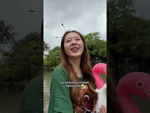 Reaksi Mas Bule Kena Banjir Lagi