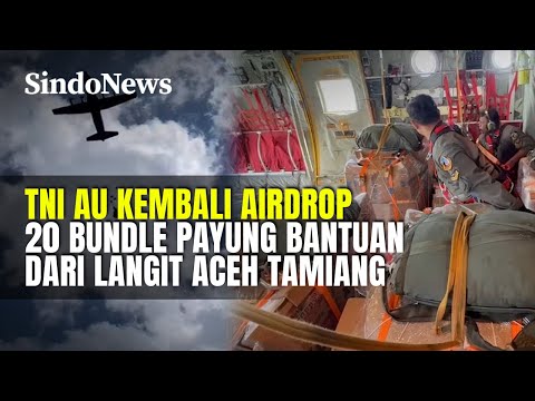 TNI AU Kembali Airdrop 20 Bundle Payung Bantuan dari Langit Aceh Tamiang | Sindo Trending